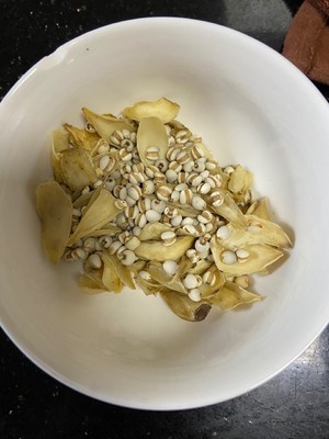 Snow Lotus Seed, White Fungus, Lily and Barley Sweet Soup recipe