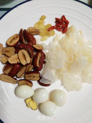 Stewed Red Dates and White Fungus with Quail Eggs and Snow Lotus Seeds recipe