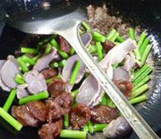 Stir-fried Goose Gizzards with Garlic Spicy Sausage recipe