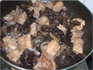 Delicious Homemade Black Fungus Braised Pork Ribs recipe