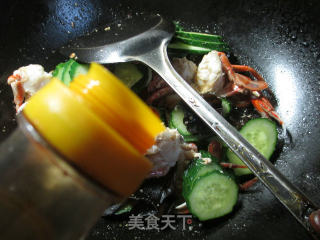 Stir-fried Flower Crab with Black Fungus and Cucumber recipe