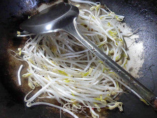 Stir-fried Mung Bean Sprouts with Celery and Cordyceps Mushroom recipe