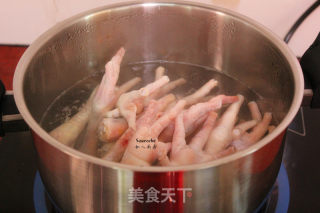 Black-eyed Peanut Chicken Feet in Clay Pot recipe