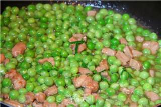 Fresh Taste of Early Summer, Fried Diced Pork with Small Peas recipe