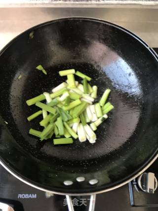 Stir-fried Sausage with Green Garlic recipe