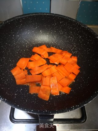 Stir Fried Fungus with Carrots recipe