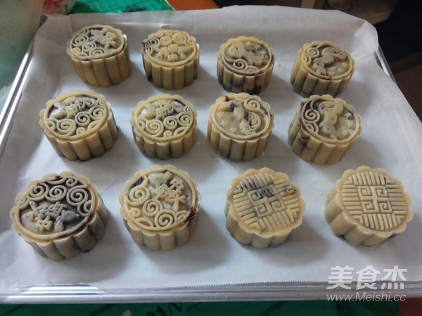 Cantonese-style Black Bean Paste Egg Yolk Mooncakes recipe