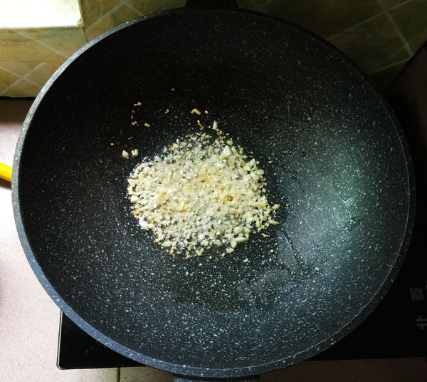 Steamed Abalone with Gold and Silver Garlic recipe