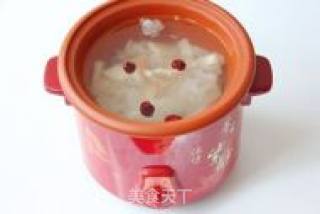 A Sweet Drink to Invigorate Lungs-tremella, Snow Pear and Lotus Seed Soup recipe