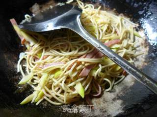 Fried Noodles with Ham and Bamboo Shoots recipe