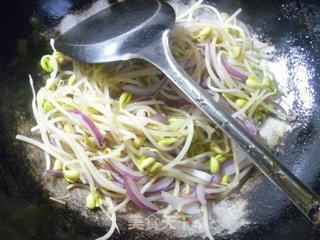 Fried Soy Sprouts with Purple Onion recipe