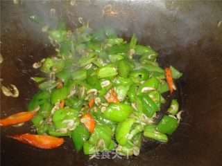 Stir-fried Green Peppers with Shrimp Skins recipe