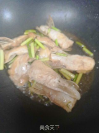 Stir-fried Sabah Fish Fins with Garlic Moss recipe