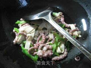 Stir-fried Octopus with Chili Pepper recipe