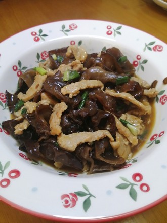 Simple and Delicious~~ Fried Pork with Fungus