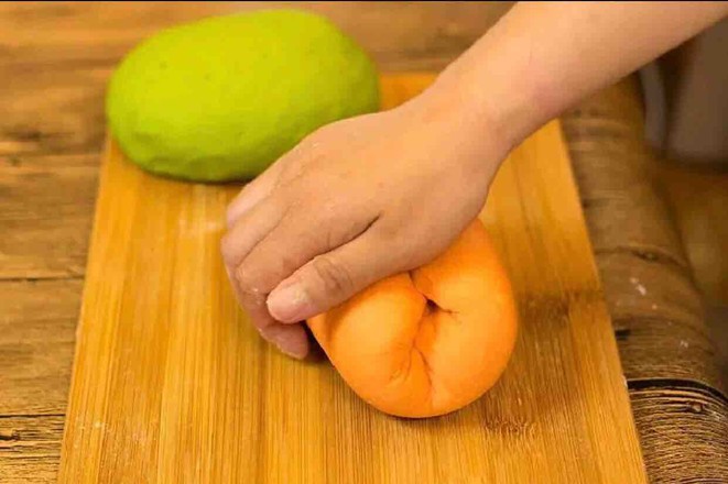 Two-color Knife to Cut Buns recipe