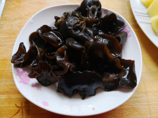 Stir-fried Fungus with Pumpkin and Potatoes recipe