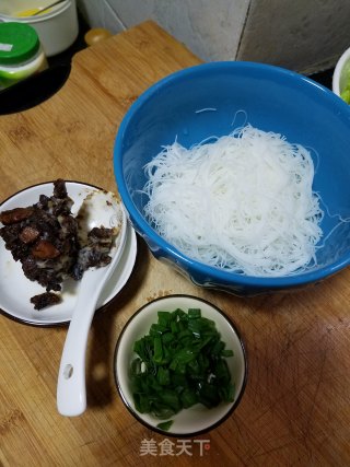 Steamed Rice Noodles with Mushroom Meat Sauce recipe