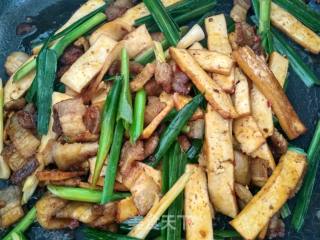 Stir-fried Pork with Garlic Sprouts recipe