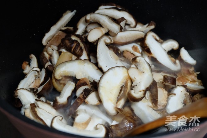 Braised Noodles with Mushrooms and Beans recipe