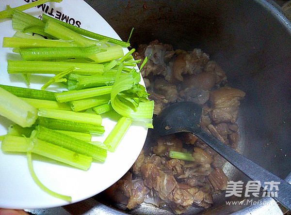 Braised Pork Knuckles with Parsley recipe