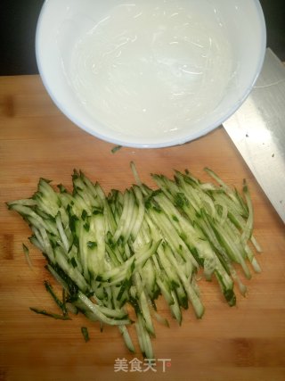 Cucumber Mixed with Vermicelli in Oil recipe