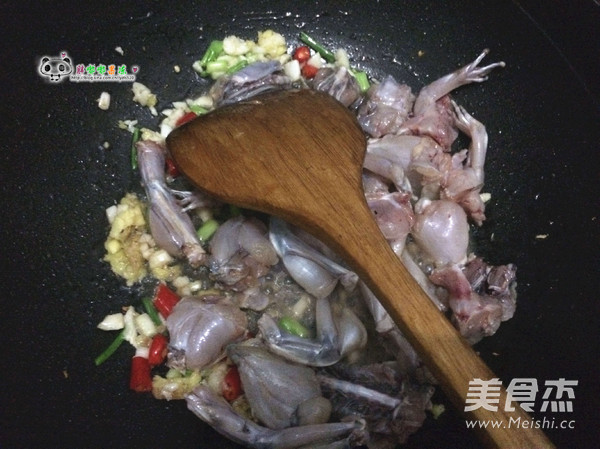 Fried Frog with Chili recipe