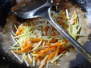 Stir-fried Leek Sprouts with Carrots recipe