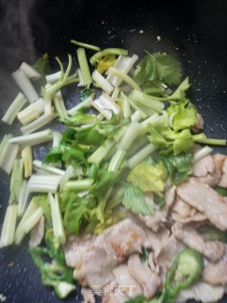 Stir-fried Pork with Parsley recipe