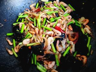 Fried Small River Prawns with Garlic Moss Fungus recipe