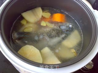 Snow Lotus Loofah and Crucian Carp Soup recipe