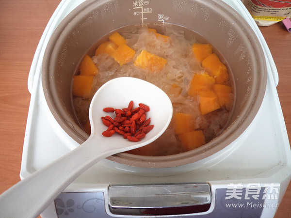 Papaya and Tremella Soup recipe