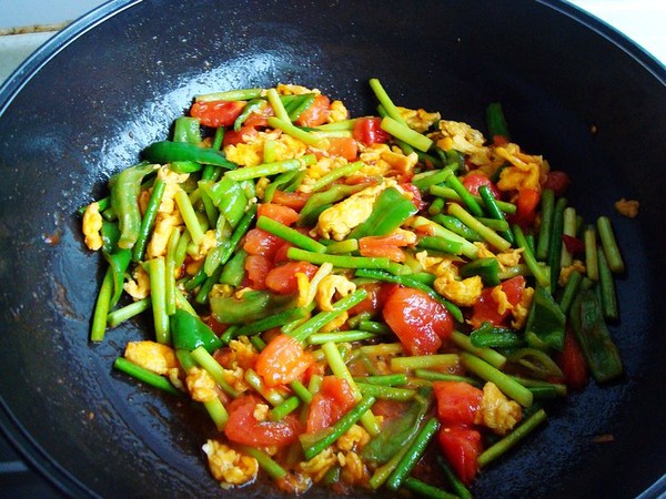 Garlic and Tomato Egg Noodles recipe