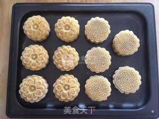 Mooncake with Lotus Seed Paste and Egg Yolk recipe