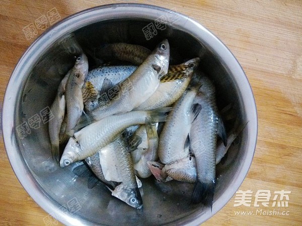 Braised Small Fish with Pickled Vegetables recipe