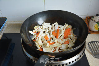 Stir-fried Double Mushrooms with Green Peppers and Carrots recipe