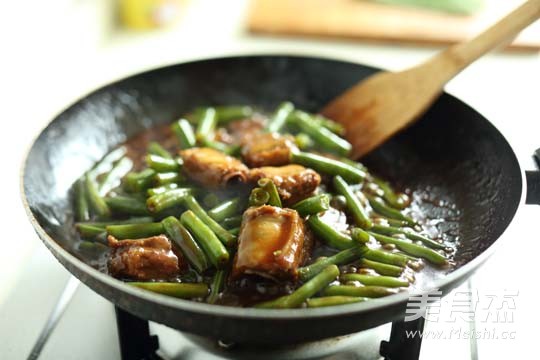Braised Pork Ribs with Beans recipe