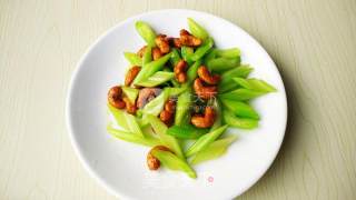 Char-roasted Cashew Nuts and Stir-fried Celery recipe