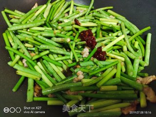 Stir-fried Garlic Sprouts with Sliced Pork recipe