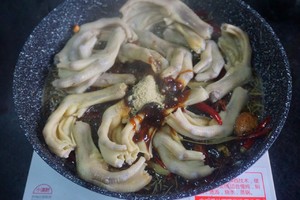 Sauce-flavored Duck Feet recipe