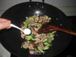 Stir-fried Cucumber with Mushrooms and Burdock recipe