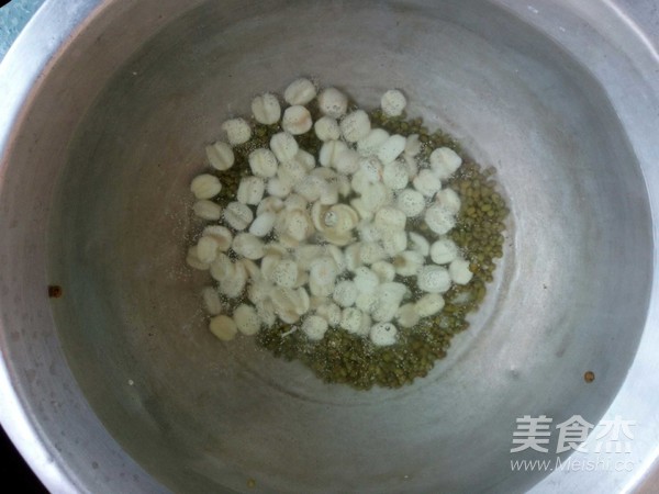 Lotus Seed Mung Bean Mixed Grain Congee recipe