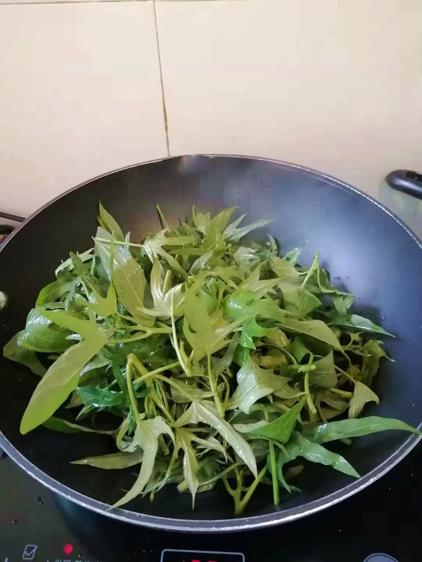 Fried Noodles with Sweet Potato Leaves recipe