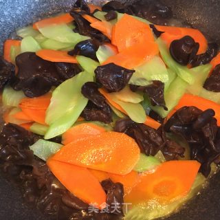 Stir-fried Carrots with Lettuce and Fungus recipe