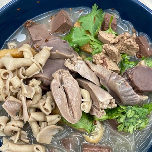 Marinated Duck Wings, Duck Gizzards, Duck Hearts, Duck Intestines, Duck Livers, and Also Prepare Duck Blood to Make Duck Blood Vermicelli Soup. I Feel that The Duck Has Been Eaten to The Extreme... recipe
