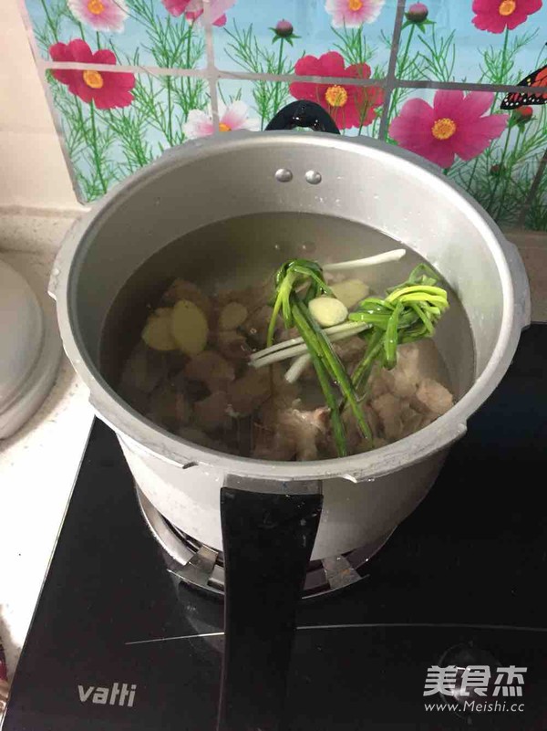 Radish Pork Ribs Soup recipe