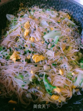 Stir-fried Noodles with Egg, Cabbage and Wild Bamboo Shoots recipe