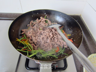 Stir-fried Shredded Beef with Coriander recipe