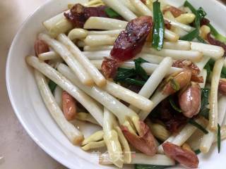 Stir-fried Sausage with Peanut Sprouts recipe