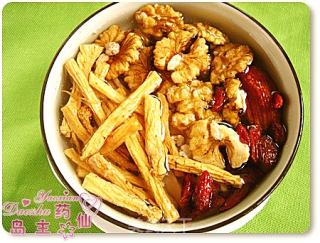 Nourishing Middle Energy, Nourishing Qi, Invigorating Spleen and Stomach, Nourishing Old and Young Soup——zhaoshi Dangshen Walnut Pig Tendon Soup recipe